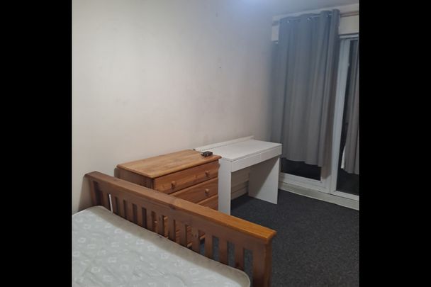 Room in a Shared House, Peregrine Street, M15 - Photo 1