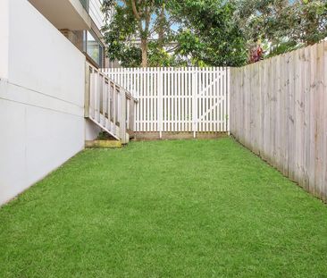 Freshly painted garden apartment - Photo 3