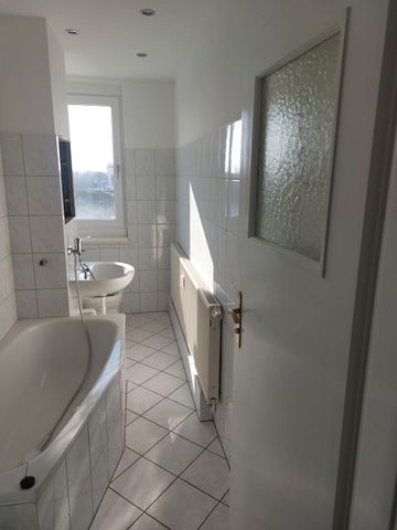 Wohnen über der Stadt freundliche helle 3-R-Wohnung im DG.ca.58,20 m² mit BLK. zu vermieten. - Photo 5