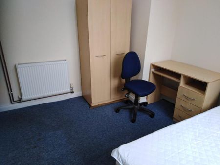 1 bedroom in a flat share to rent - Photo 3