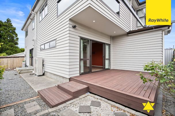 Spacious 5-Bedroom Home with Versatile Living Spaces - Photo 1