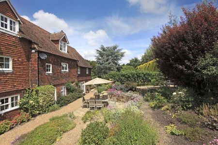 A Grade II listed character home set within a picturesque hamlet. - Photo 4