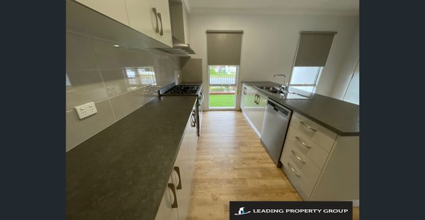 Classy & Unique - Photo 1