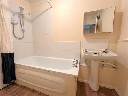 2 bedroom Flat To Let - Photo 3