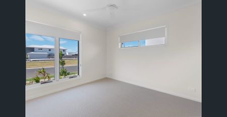 Beautiful Family Home in Lawnton and Walk to the Lake!! - Photo 3