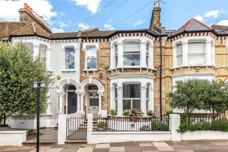 NOT SUITABLE FOR SHARERS - A beautifully presented and extended five bedroom house covering in excess of 2000 sq ft and benefitting from a stunning kitchen/dining/family room. - Photo 2