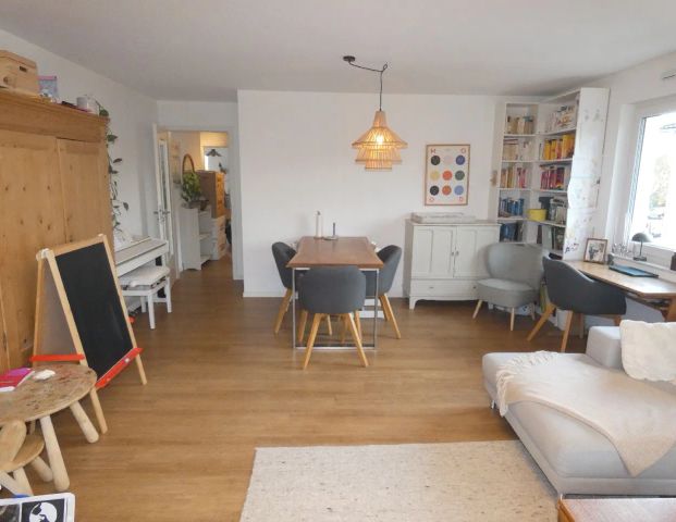 Moderne 4-Zimmer-Dachgeschoss-Wohnung mit Einbauküche und Aufzug im Haus - Photo 1