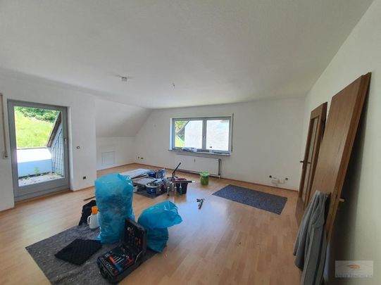 Schöne renovierte 3 Zimmer Wohnung im DG in ruhiger, schöner, grüner Lage mit Balkon und Sellplatz - Photo 1