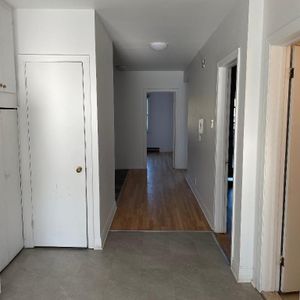 5 1/2 . 3 bedrooms - Photo 2