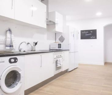 Room in a shared 9-bedroom apartment for rent in Justicia, Madrid, perfect for students - Photo 2