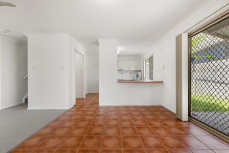 Contemporary 3-Bedroom Townhouse with Ensuite & Courtyard - Photo 2