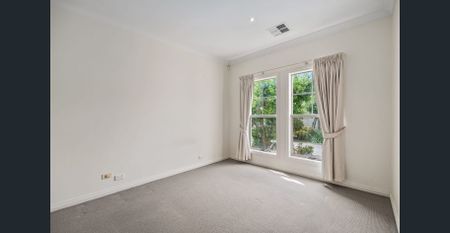 Courtyard home in prime location - Photo 4