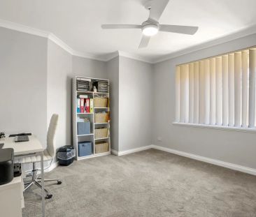 Modern, low-maintenance villa just minutes from the coast. - Photo 5