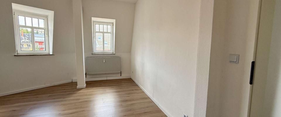 Lichtdurchflutete renovierte 2-Raumwohnung mit Stellplatz zu vermieten - Photo 1