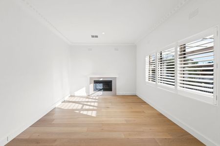 Luxurious Family Living in the Heart of Huntingdale! - Photo 2