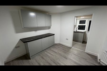 4 Bed Terraced House, Heigham Road, E6 - Photo 4