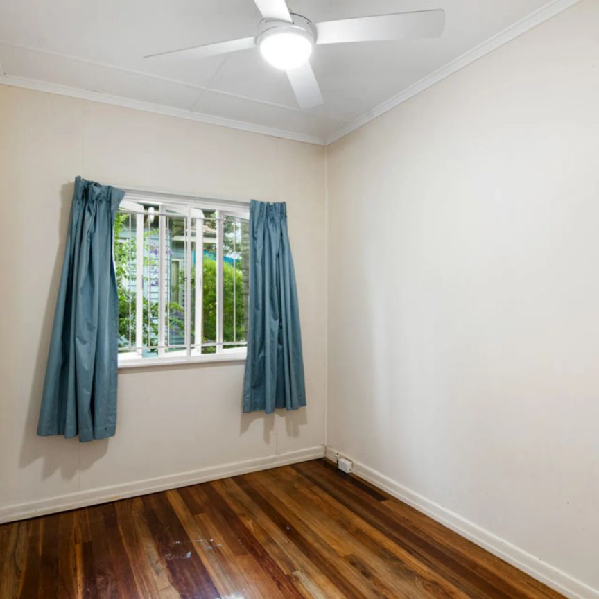 Charming Family Home with Spacious Backyard in Yeronga - Photo 1