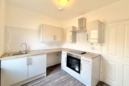 2 bed Flat Gainsborough Drive, SS0 - Photo 4