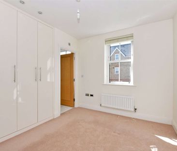 Superb townhouse in sought after gated location with off-street par... - Photo 2