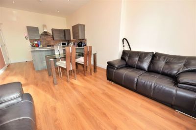 2 bedroom Flat in Aire Street, Leeds - Photo 3