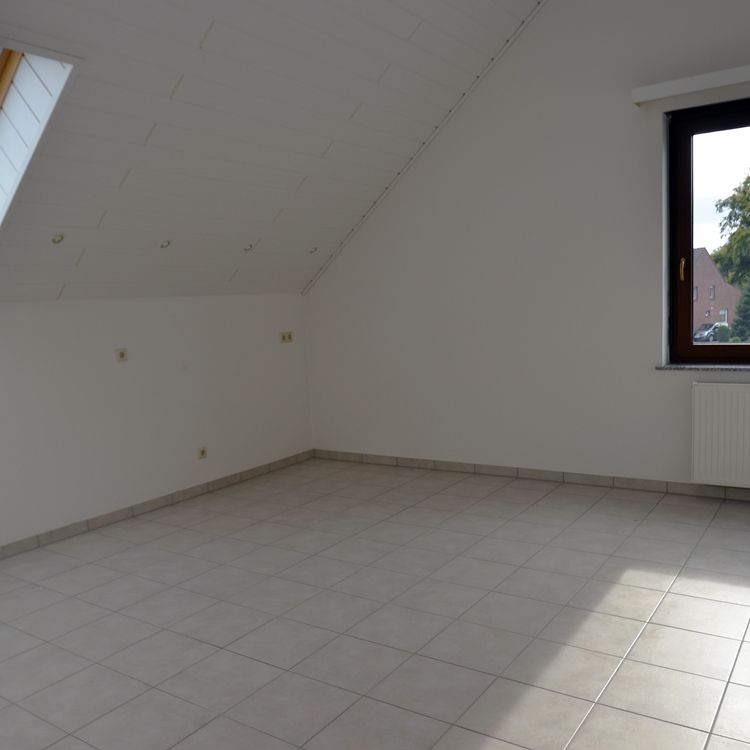 Gemütliche Dachgeschoss-Wohnung zu zweit mit Garten und Garage! - Photo 1