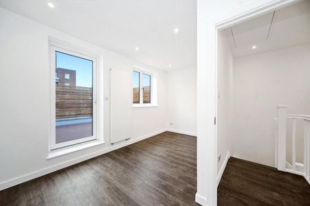 2 bedroom maisonette in Camden - Photo 3