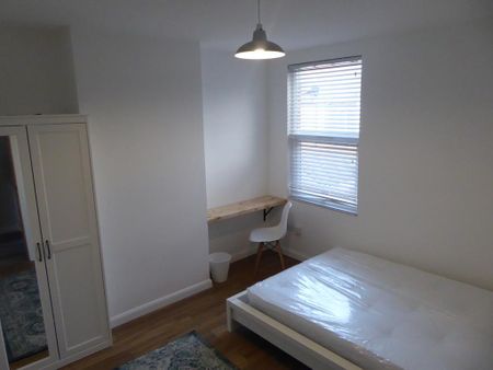 4 bedroom end of terrace house to rent - Photo 3