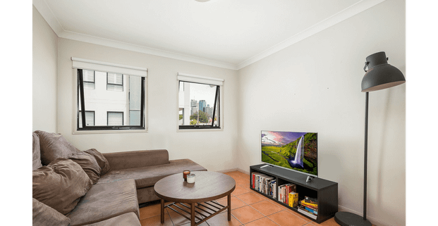Top-Floor Retreat with Sweeping views of City & Story Bridge! - Photo 1