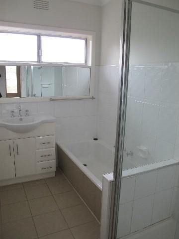 Freshly painted, fabulous 3 bedroom home - Photo 5