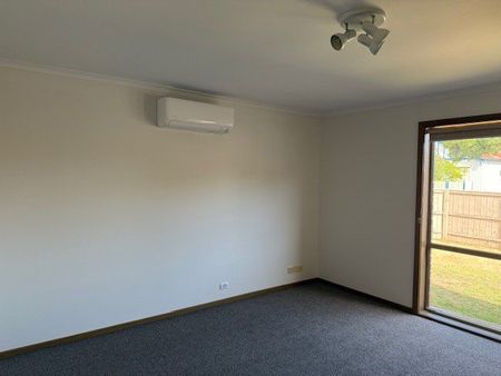 STYLISH, MOVE-IN READY HOME WITH COURTYARD & DOUBLE GARAGE - Photo 3