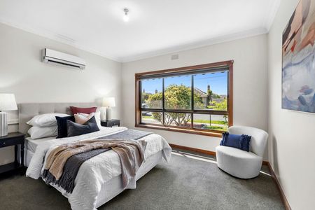 3 BEDROOM HOME CLOSE TO TOWN - Photo 5