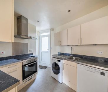 4 bedroom end of terrace house to rent - Photo 4
