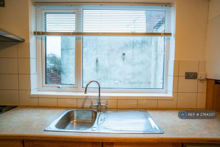 1 bedroom in a flat share to rent - Photo 5