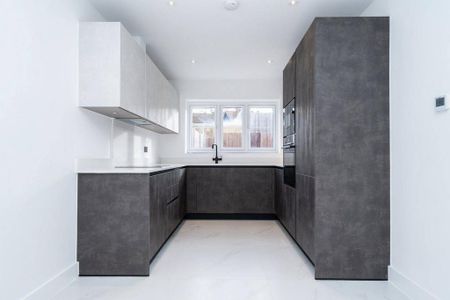 4 bedroom semi-detached house to rent - Photo 5