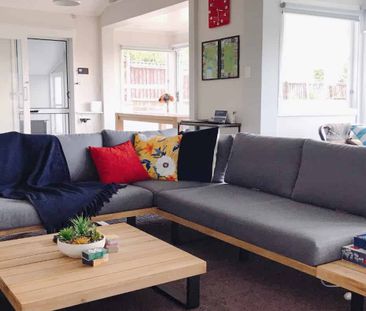 Fully Furnished Three Bedroom Home - Photo 5