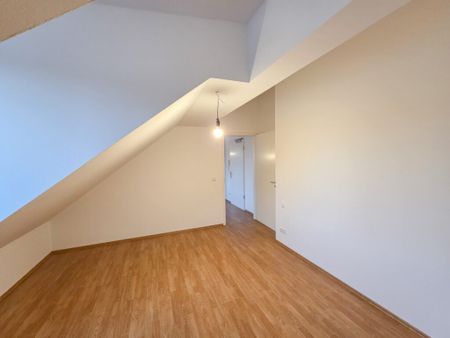 Helle 2-Zimmer-DG-Wohnung mit Tageslichtbad - Foto 2