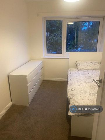 1 bedroom in a flat share to rent - Photo 5