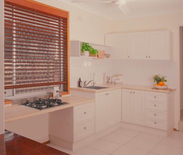 2-Bedroom Burleigh Retreat – Walk to James Street & the Beach - Photo 5