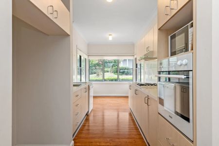 Immerse Yourself in Vineyard Life - Photo 3