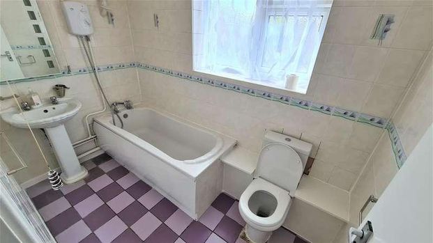 Springwood Crescentedgwaremiddx, HA8 - Photo 1