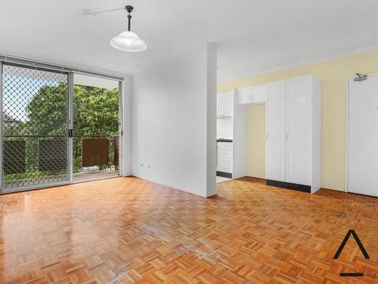 Leafy Two Bedroom Unit With Laundry, Balcony & Lock Up Garage - Photo 1