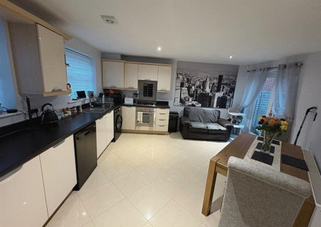 3 bedroom semi-detached house to rent - Photo 2