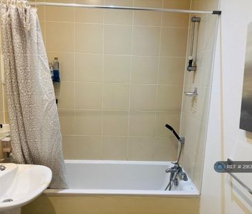 1 bedroom in a flat share to rent - Photo 6