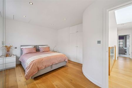 An immaculately presented, three double bedroom, three bathroom terraced house, spanning over 2,100 sqft and boasting a terrace, patio garden and balcony in the heart of Chelsea - Photo 5