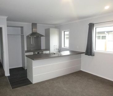 Wainuiomata Living! - Photo 3