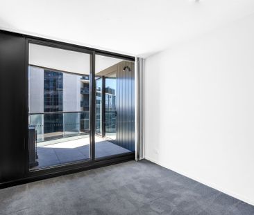 Spacious two-bedroom apartment with stunning lake views. - Photo 3