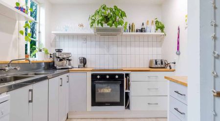 Spacious four bedroom home in a prime location - Photo 4