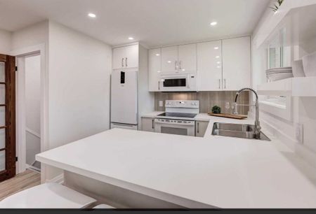 For Lease - 31 Grove Park Crescent, Toronto, Ontario - Photo 2