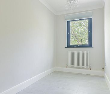 2 bedroom flat in London - Photo 1