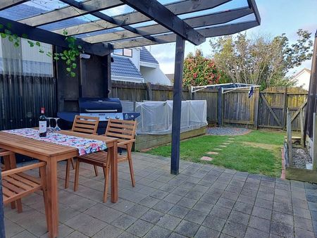 Sunny 3 bedroom home in Churton Park - Photo 4